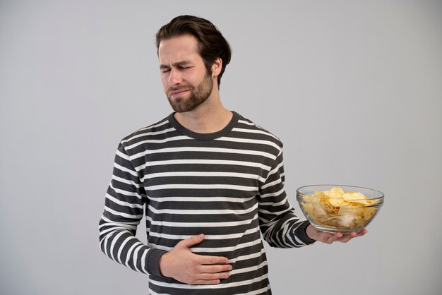 Неприятные ощущения в области желудка после еды: причины, симптомы и способы облегчения